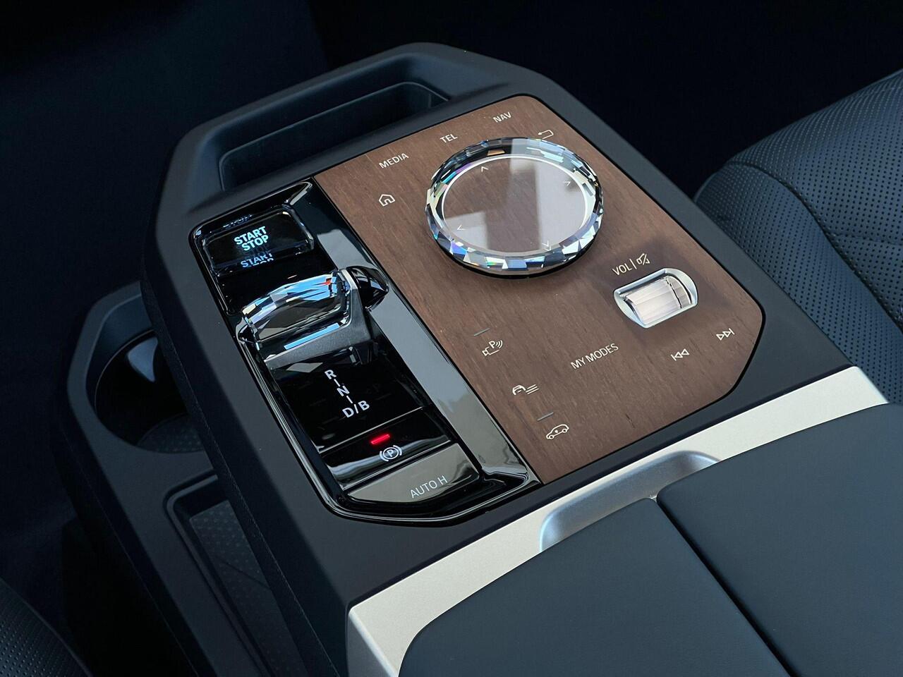 BMW iX xDrive50 Business Edition Plus 112 kWh | Sportpakket | Trekhaak | Driving Assistant Professional | Comfort Access