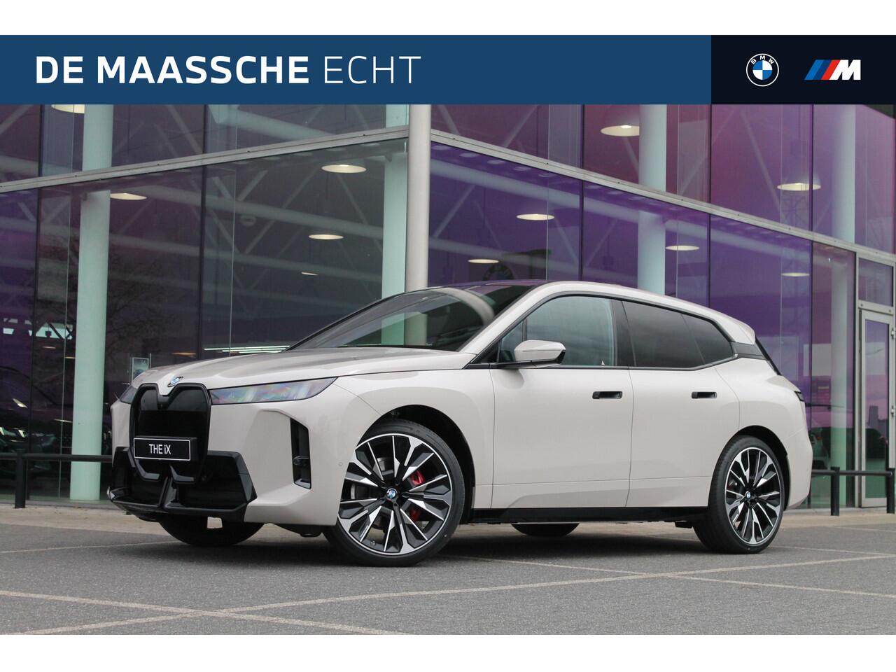BMW iX xDrive60 M Sport / Panoramadak Sky Lounge / Trekhaak / M Multifunctionele Stoelen / Soft-Close / Bowers & Wilkins / Parking Assistant Professional