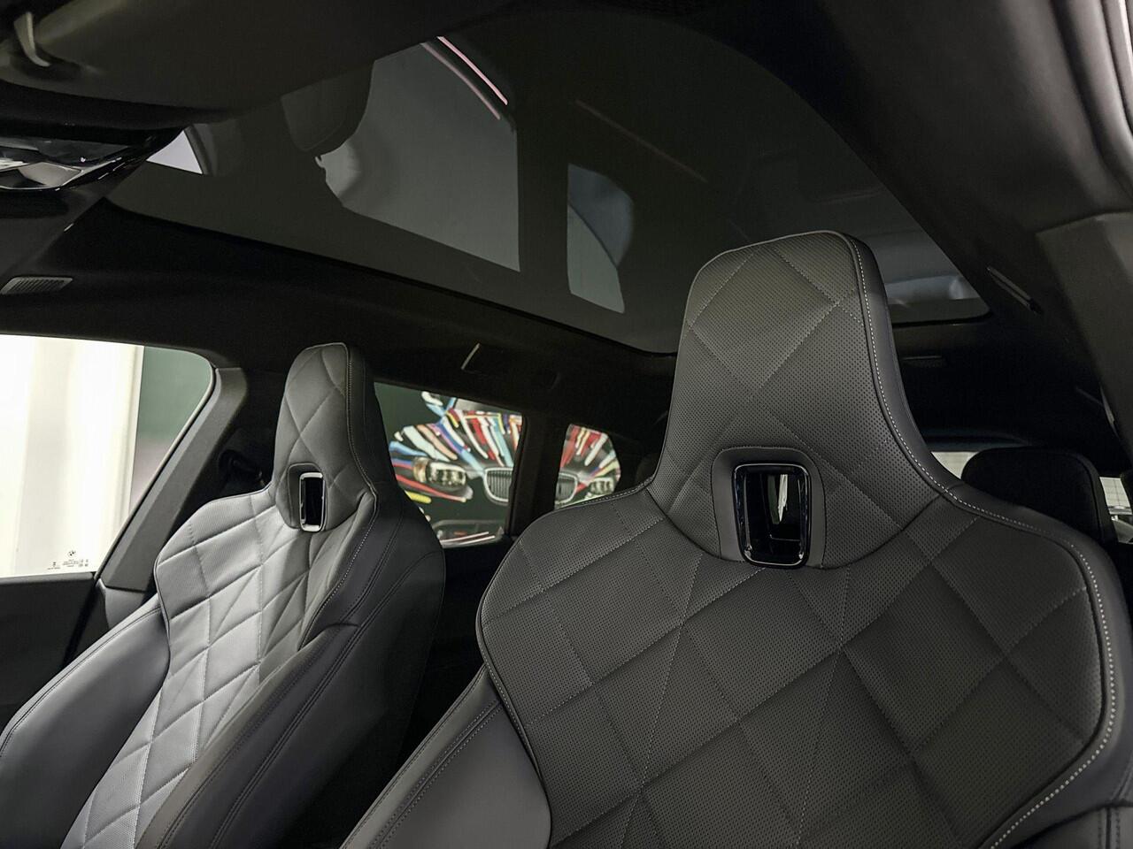 BMW iX xDrive60 | M-Sport Pro | Innovation Pack | Comfort Pack | Driving Assistant Professional | Parking Assistant Professional | Bowers&Wilkins | Sky Lounge | Soft-Close | Comfort Access | Trekhaak | Selections