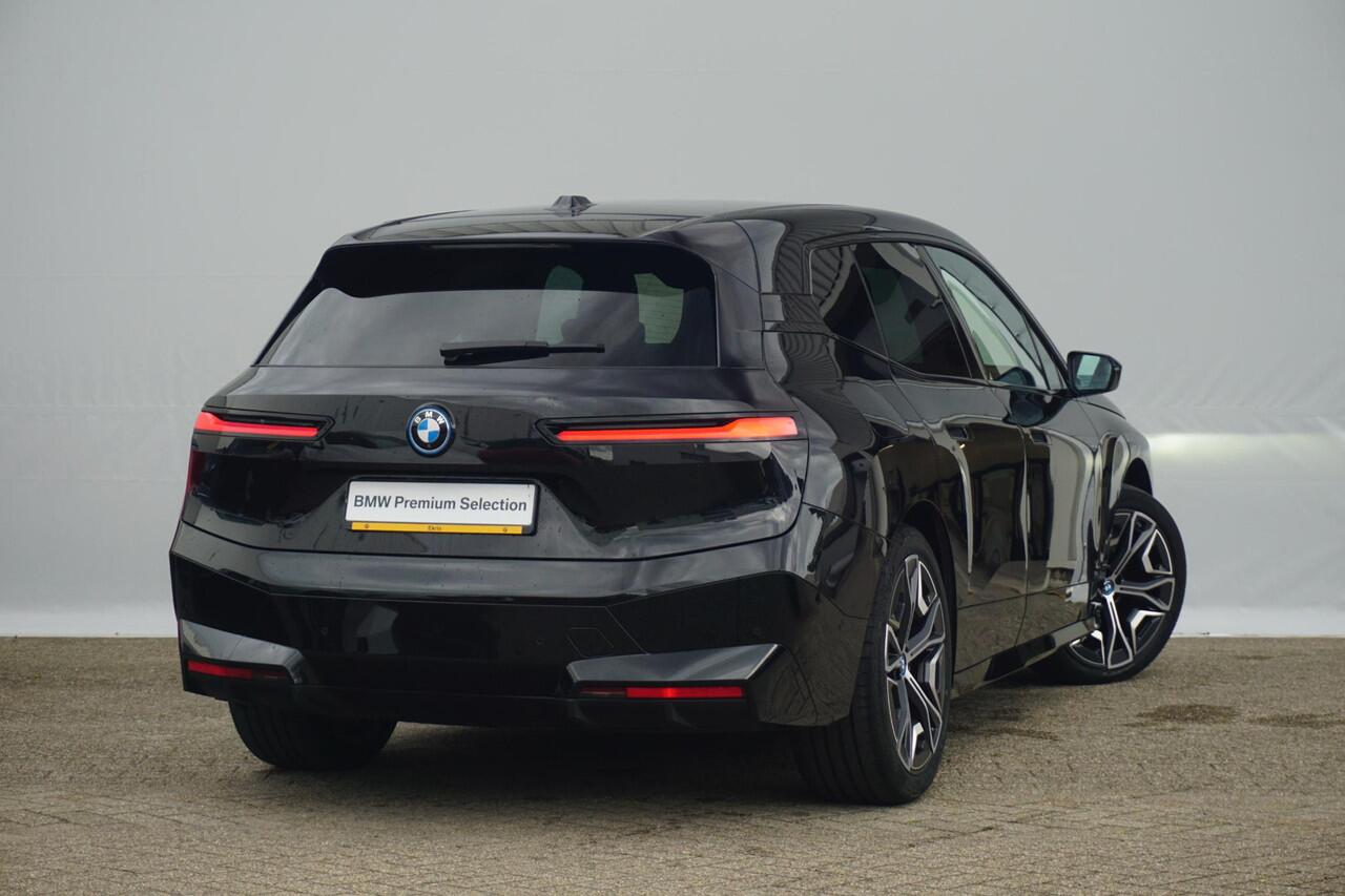 BMW iX xDrive40 Sportpakket 22'' / Bowers & Wilkins / Laserlight / Driving Assistant
