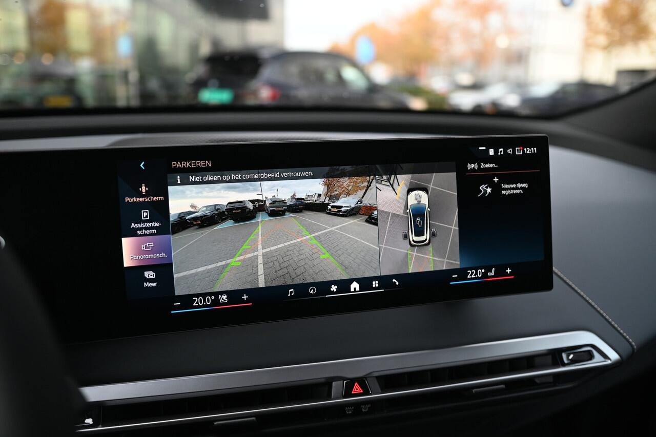 BMW iX xDrive45 M Sport / Panoramadak Sky Lounge / Trekhaak / M Multifunctionele Stoelen / Parking Assistant Professional / Soft-Close / Active Steering