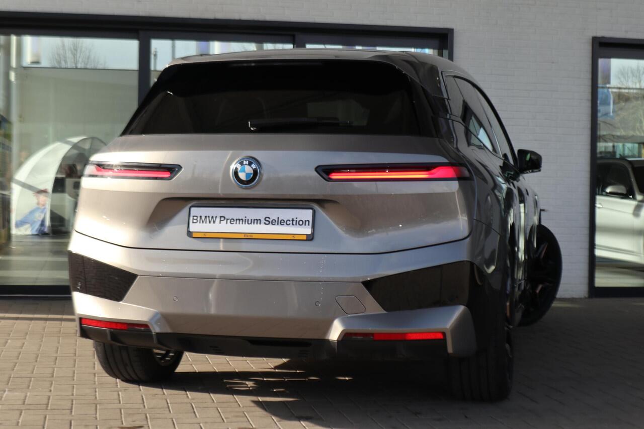 BMW iX xDrive40 Sportpakket | Driving Assistant Professional