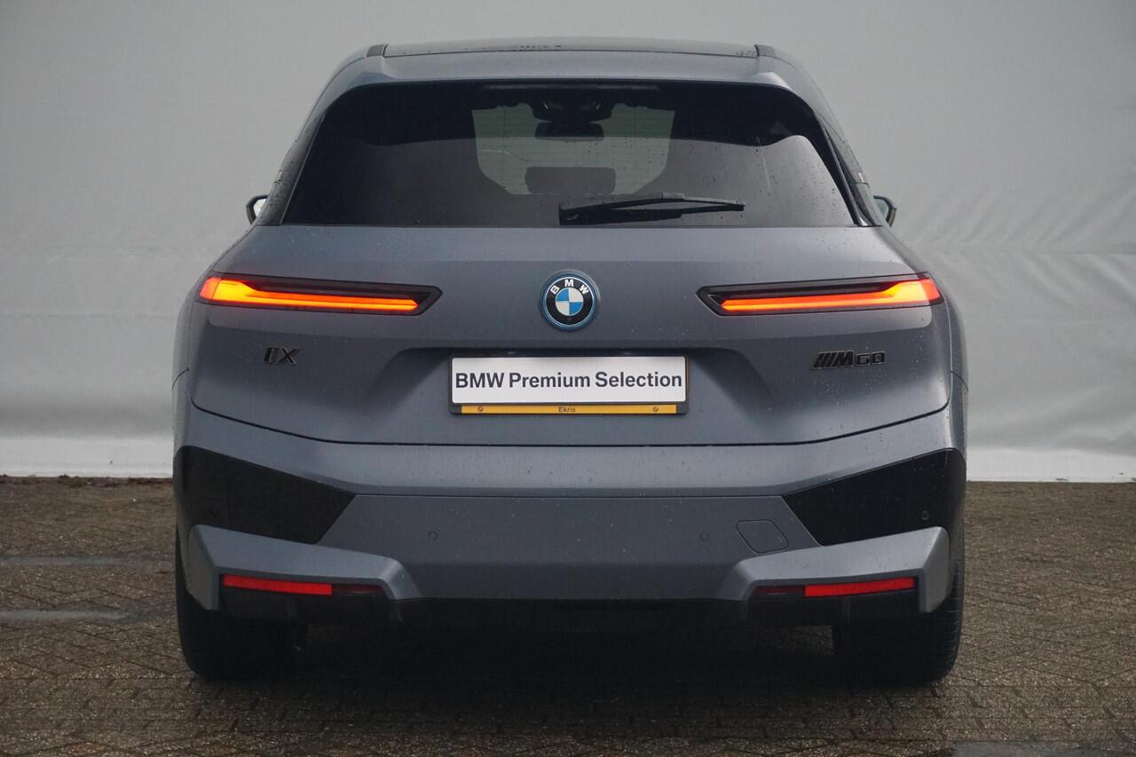 BMW iX M60 High Executive 112 kWh | Full PPF + Klasse 5 / Trekhaak / Panoramdak Sky Lounge / Soft Close / 22 Inch