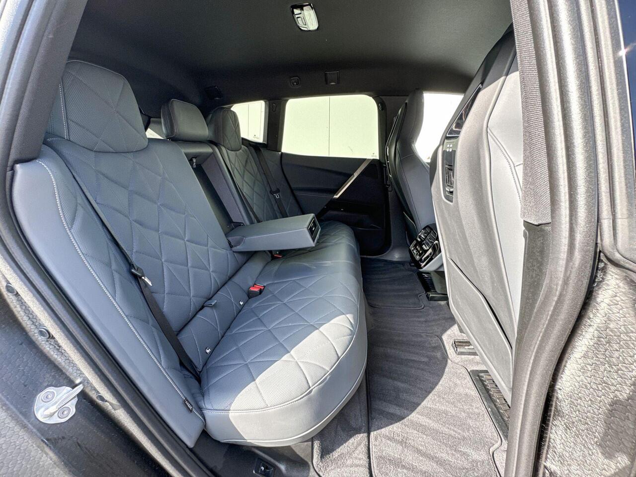 BMW iX xDrive50 22 Inch / Getinte Ramen Achter / Stoelventilatie / Stoelverwarming / Driving Assistant / Laser Light / 4 Zone Airco / Selections