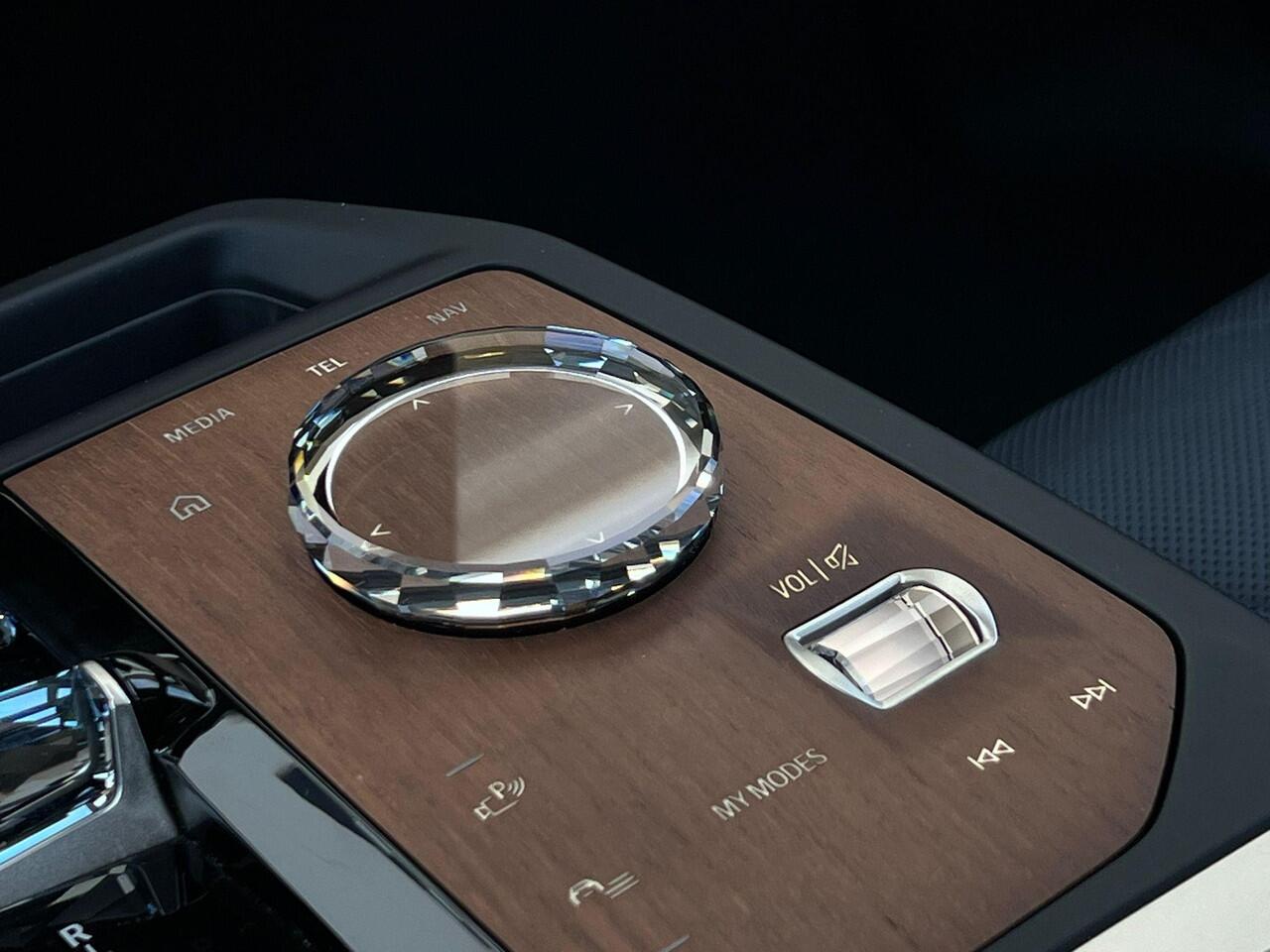 BMW iX xDrive50 Business Edition Plus 112 kWh | Sportpakket | Trekhaak | Driving Assistant Professional | Comfort Access