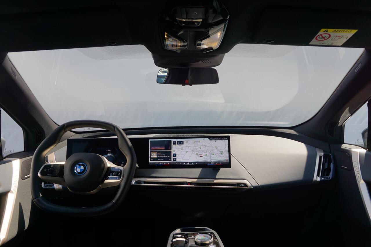 BMW iX xDrive40 Sport Pakket | Luchtvering / Soft-Close / Panoramadak / Comfort Stoelen / Head-up / Laserlight / Harman Kardon | Ekris Selection