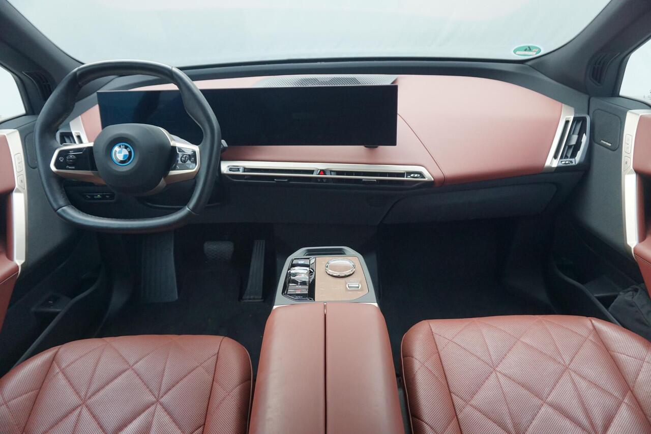 BMW iX xDrive50 Sportpakket | Trekhaak / Soft-Close / Luchtvering / Panoramdak / Driving Assistant Professional / Harman Kardon / BMW Laserlight / 22 Inch