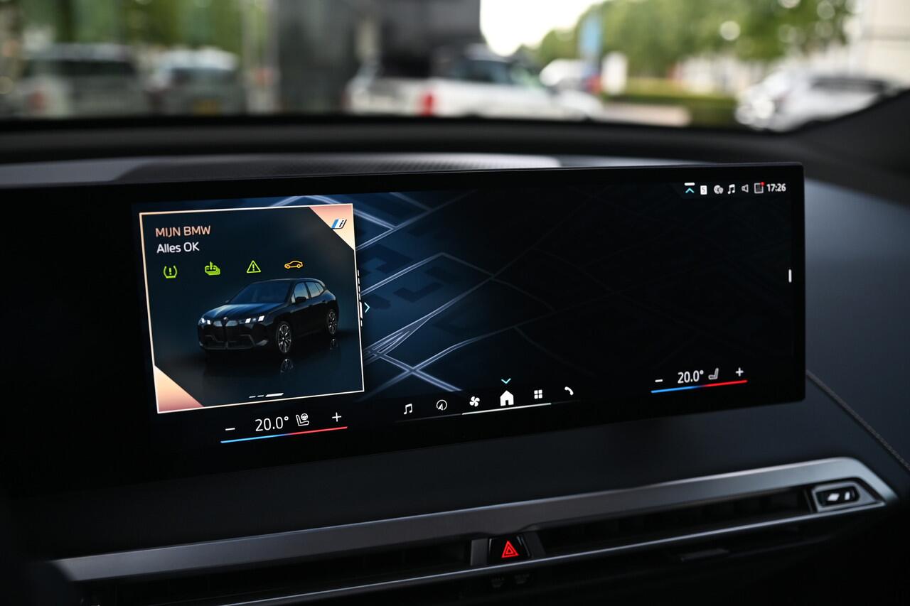 BMW iX xDrive45 M Sport / Panoramadak Sky Lounge / Trekhaak / Parking Assistant Professional / Soft-Close / M Multifunctionele Stoelen / Active Steering