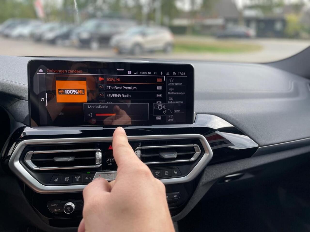 BMW iX HIGH EXECUTIVE 80kWh M-Sport, SOH 100%, Aeropakket, Pano, Trekhaak, HUD, Memory, Leder, Mooi vol!