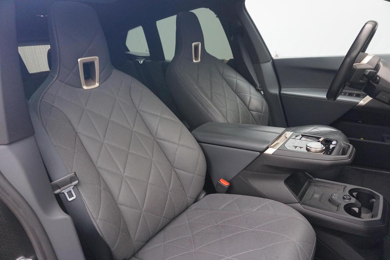 BMW iX xDrive50 M Sport | Trekhaak / Panoramdak / Soft-Close / Stoelventilatie / Warmtecomfortpakket / Driving Assistant Professional / 360 graden Camera's / Harman Kardon