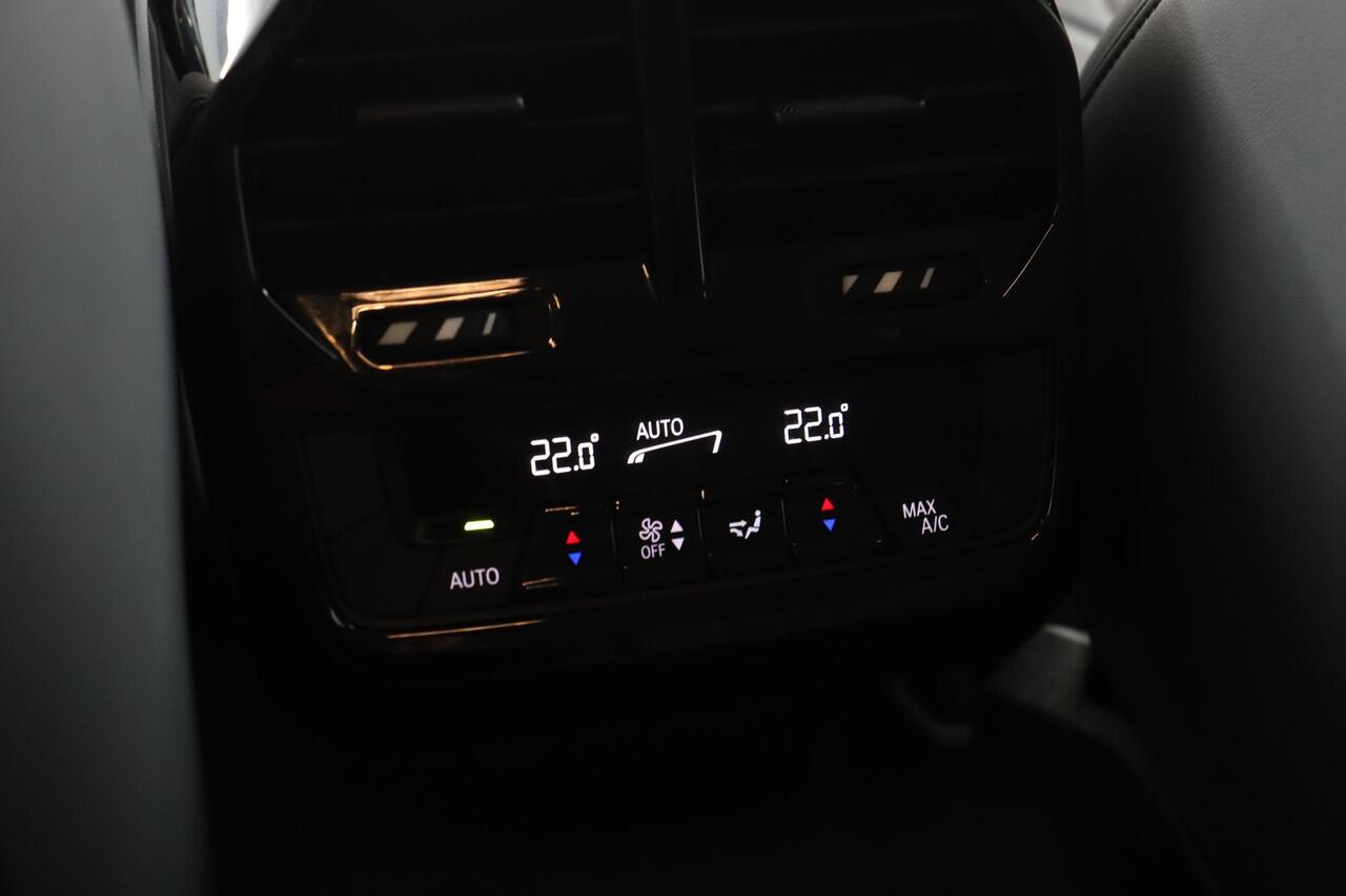 BMW iX xDrive40 Business Edition Plus 77 kWh | Driving Assistant Professional| voorstoelen verwarmd | laser LED koplampen |