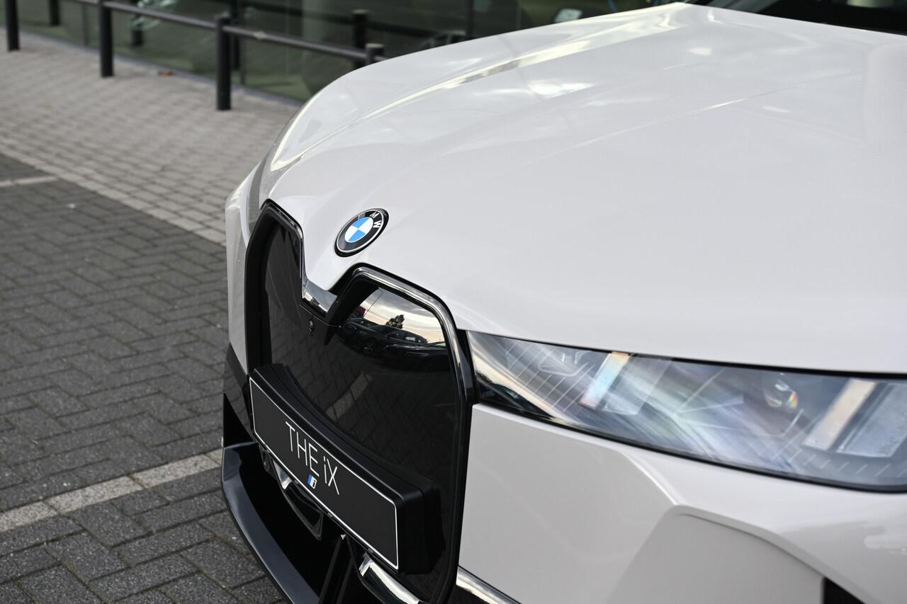 BMW iX xDrive45 M Sport / Panoramadak Sky Lounge / Trekhaak / M Multifunctionele Stoelen / Parking Assistant Professional / Soft-Close / Active Steering