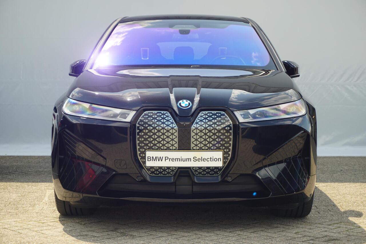 BMW iX xDrive50 Sportpakket | 22'' Aerodynamic | Panoramadak Sky Lounge | Trekhaak Elektrisch | Laserlight | Harman Kardon | Warmte Comfortpakket voor en achter