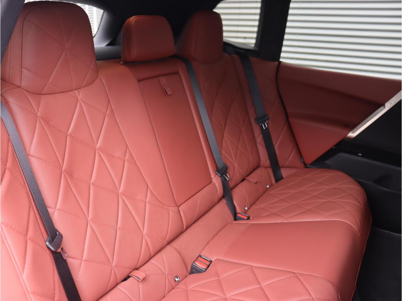 BMW iX xDrive40 | High Executive | Sportpakket | Panodak Skylounge | Driving Assistant Prof. | Soft Close | Parking Assistant Plus | Harman Kardon | 22'' LMV