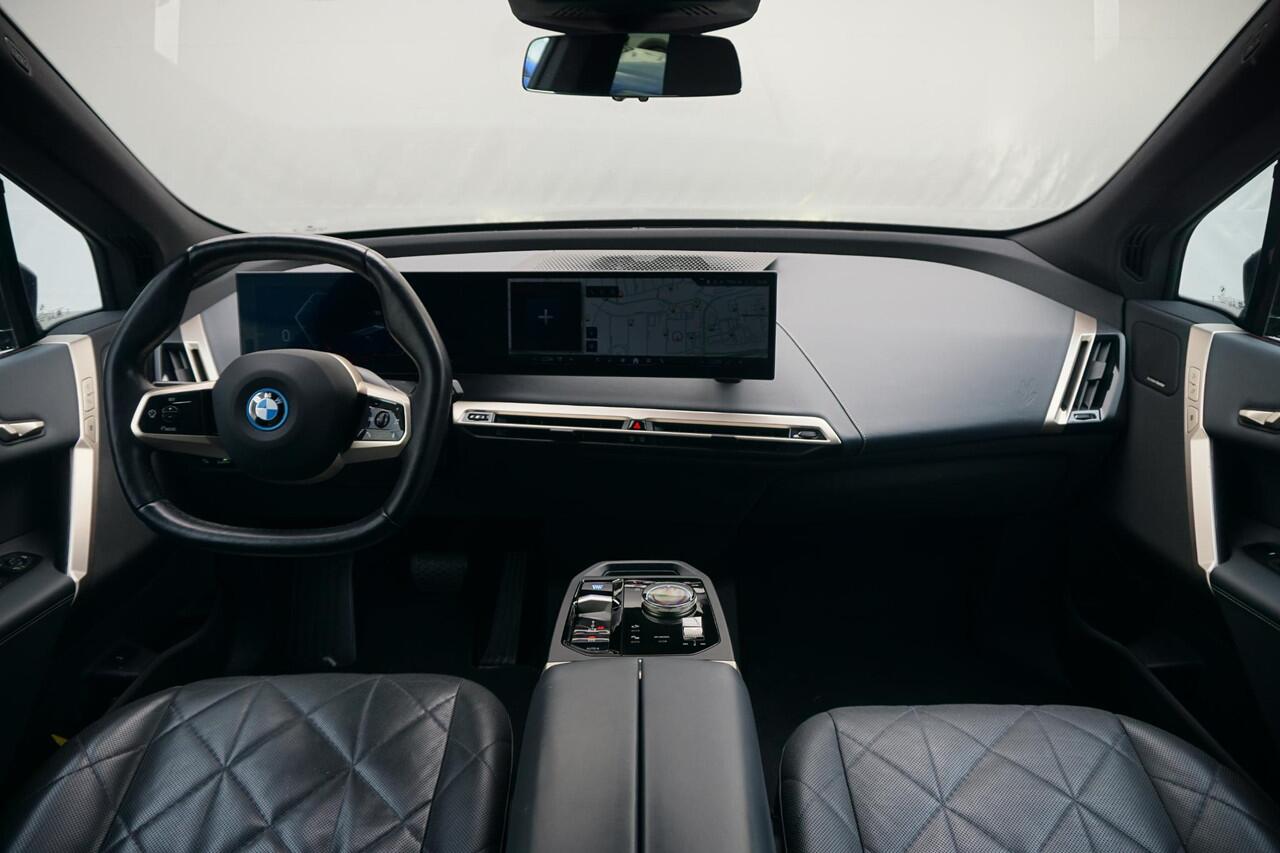 BMW iX xDrive50 M Sport | Trekhaak / Panoramdak / Soft-Close / Stoelventilatie / Warmtecomfortpakket / Driving Assistant Professional / 360 graden Camera's / Harman Kardon