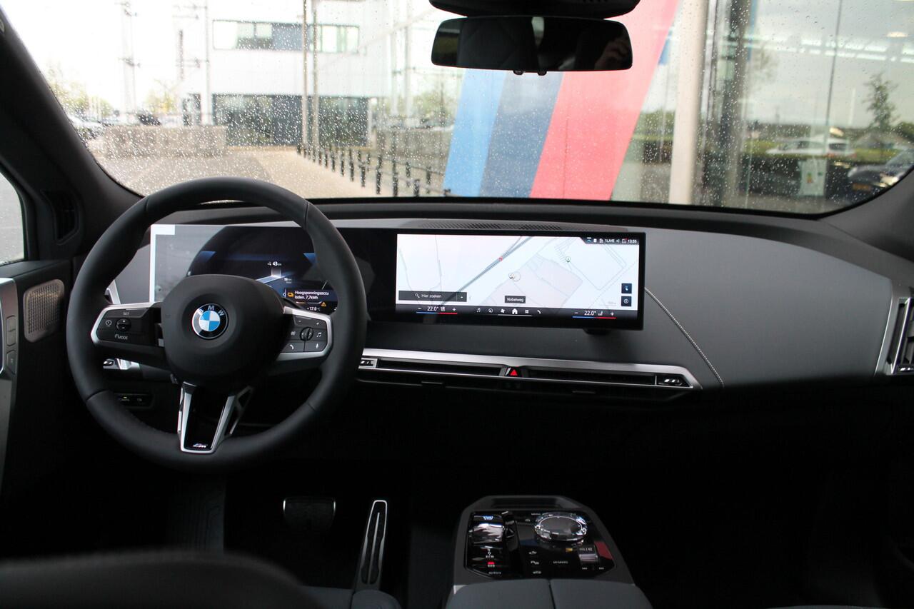 BMW iX xDrive60 M Sport / Panoramadak Sky Lounge / Trekhaak / M Multifunctionele Stoelen / Soft-Close / Bowers & Wilkins / Parking Assistant Professional