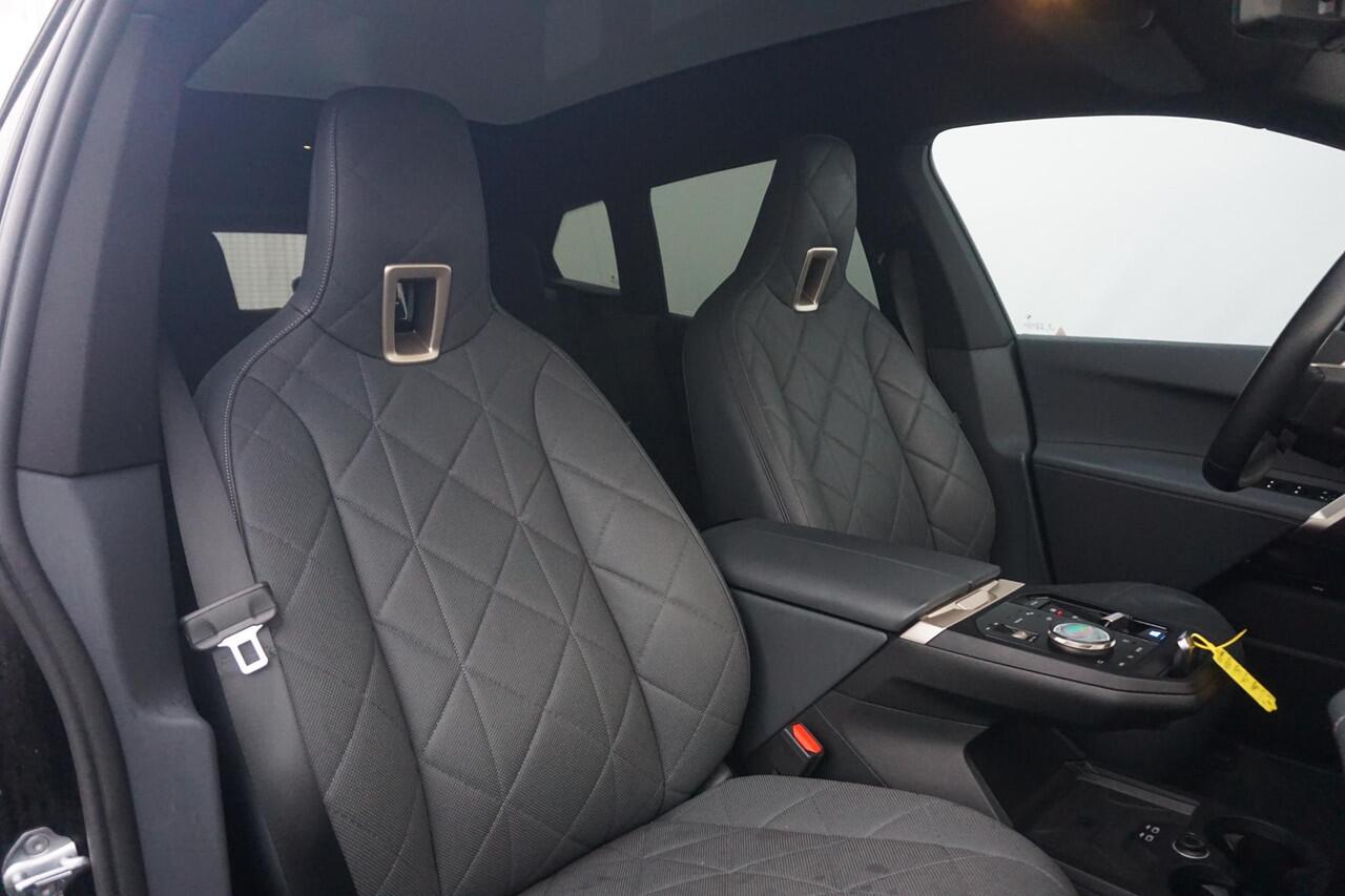 BMW iX xDrive40 High Executive Sportpakket 22'' / Panoramadak / Trekhaak / Harman Kardon / Stuurwiel verwarmd