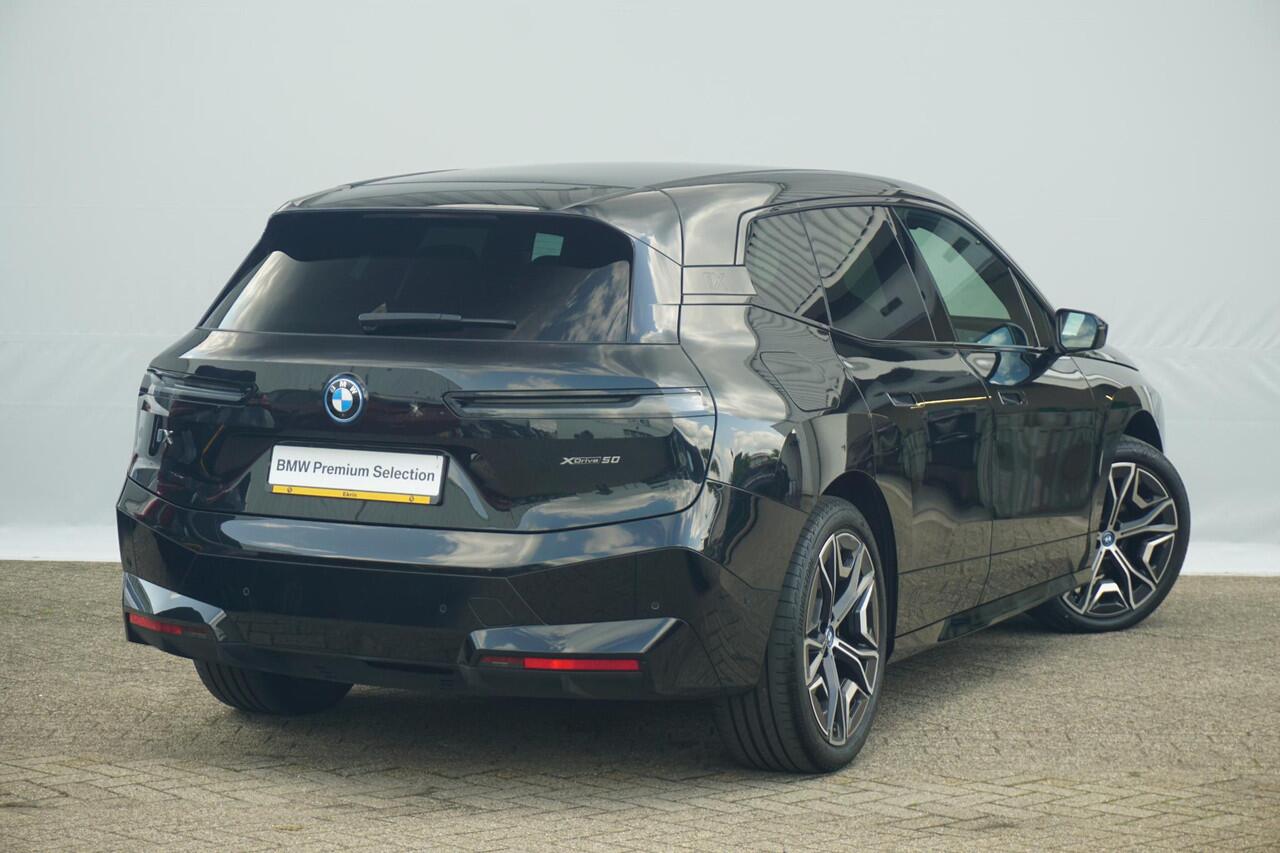 BMW iX xDrive50 Sportpakket | 22'' Aerodynamic | Panoramadak Sky Lounge | Trekhaak Elektrisch | Laserlight | Harman Kardon | Warmte Comfortpakket voor en achter