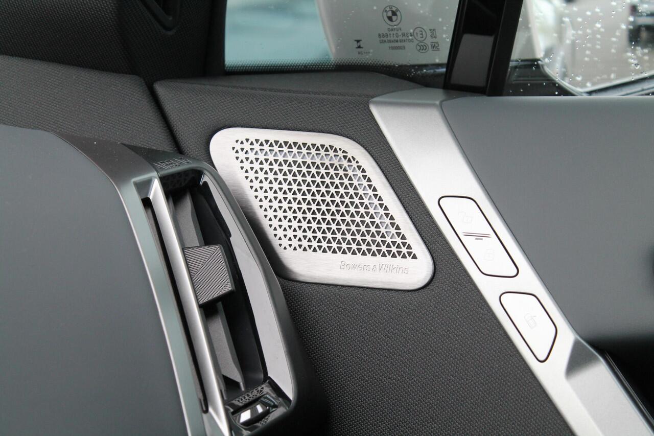 BMW iX xDrive60 M Sport / Panoramadak Sky Lounge / Trekhaak / M Multifunctionele Stoelen / Soft-Close / Bowers & Wilkins / Parking Assistant Professional