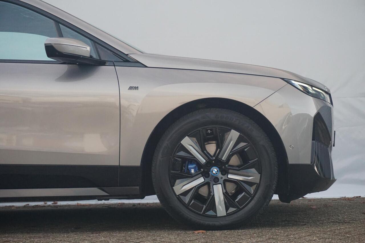 BMW iX M60 High Executive 112 kWh | Trekhaak / Parking Assistant Professional / Harman Kardon / Panoramdak Sky Lounge