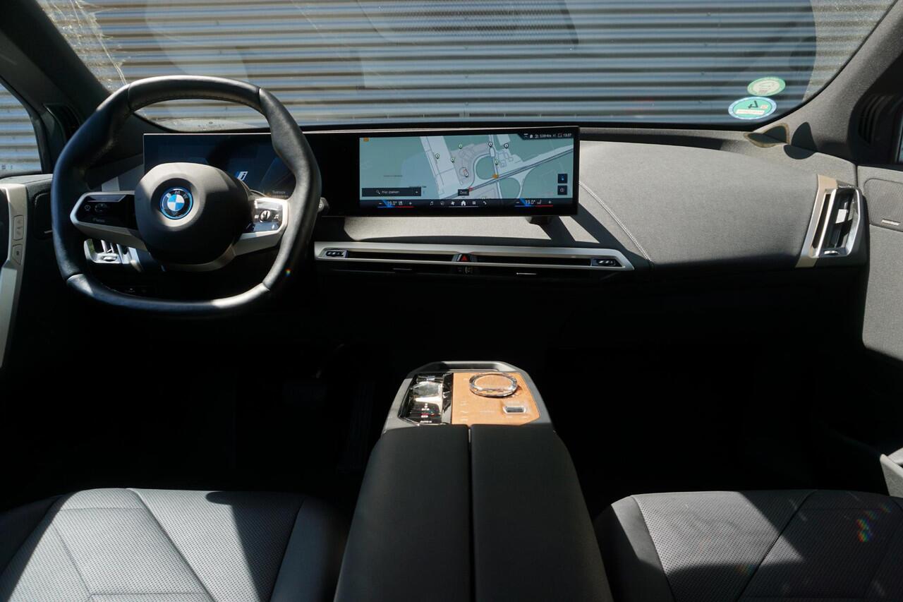 BMW iX xDrive50 Sportpakket | Comfort Access | Glazen panoramadak Sky Lounge | Driving Assistant Professional | HIFI System Harman Kardon | Parking Assistant Professional