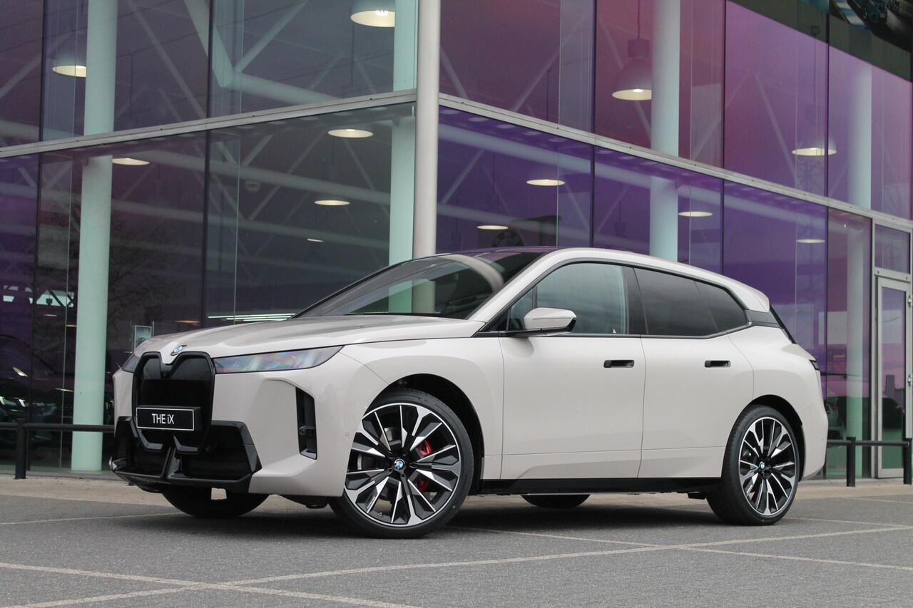 BMW iX xDrive60 M Sport / Panoramadak Sky Lounge / Trekhaak / M Multifunctionele Stoelen / Soft-Close / Bowers & Wilkins / Parking Assistant Professional