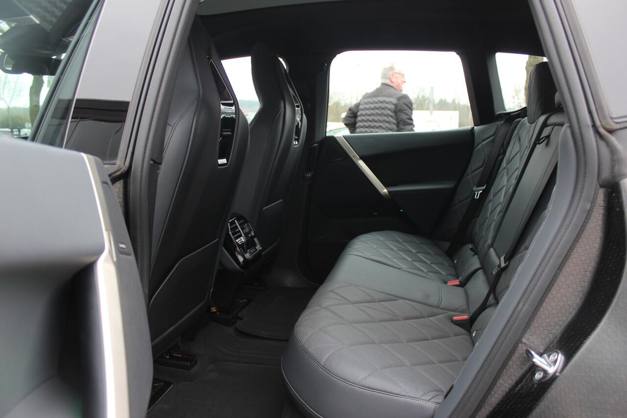 BMW iX xDrive50 High Executive 112 kWh / SOH 97,2% / Trekhaak / Panoramadak / Camera / Leder / 22'' / Luchtvering / Softclose / Harman Kardon / Apple CarPlay / Stoelverwarming / DAB / Dodehoek / ACC