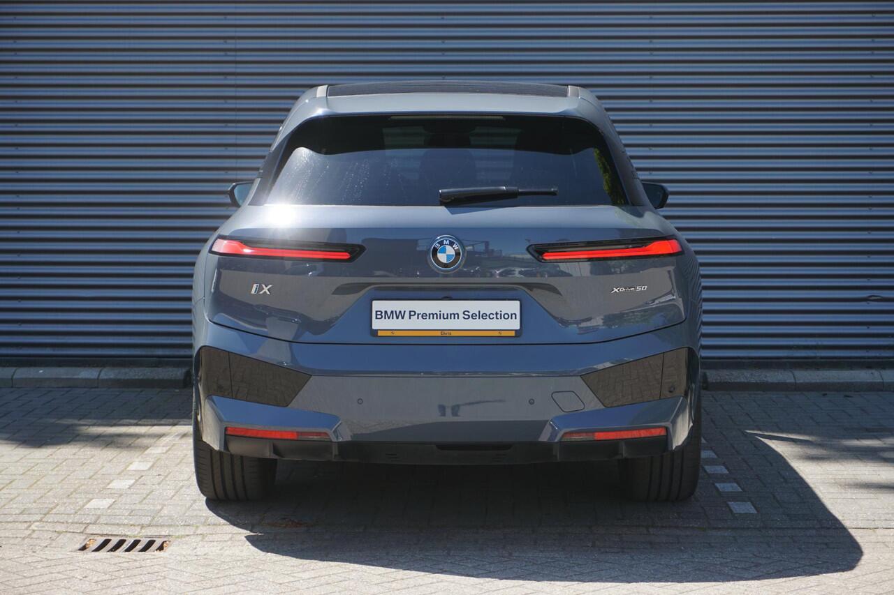 BMW iX xDrive50 Sportpakket | Comfort Access | Glazen panoramadak Sky Lounge | Driving Assistant Professional | HIFI System Harman Kardon | Parking Assistant Professional