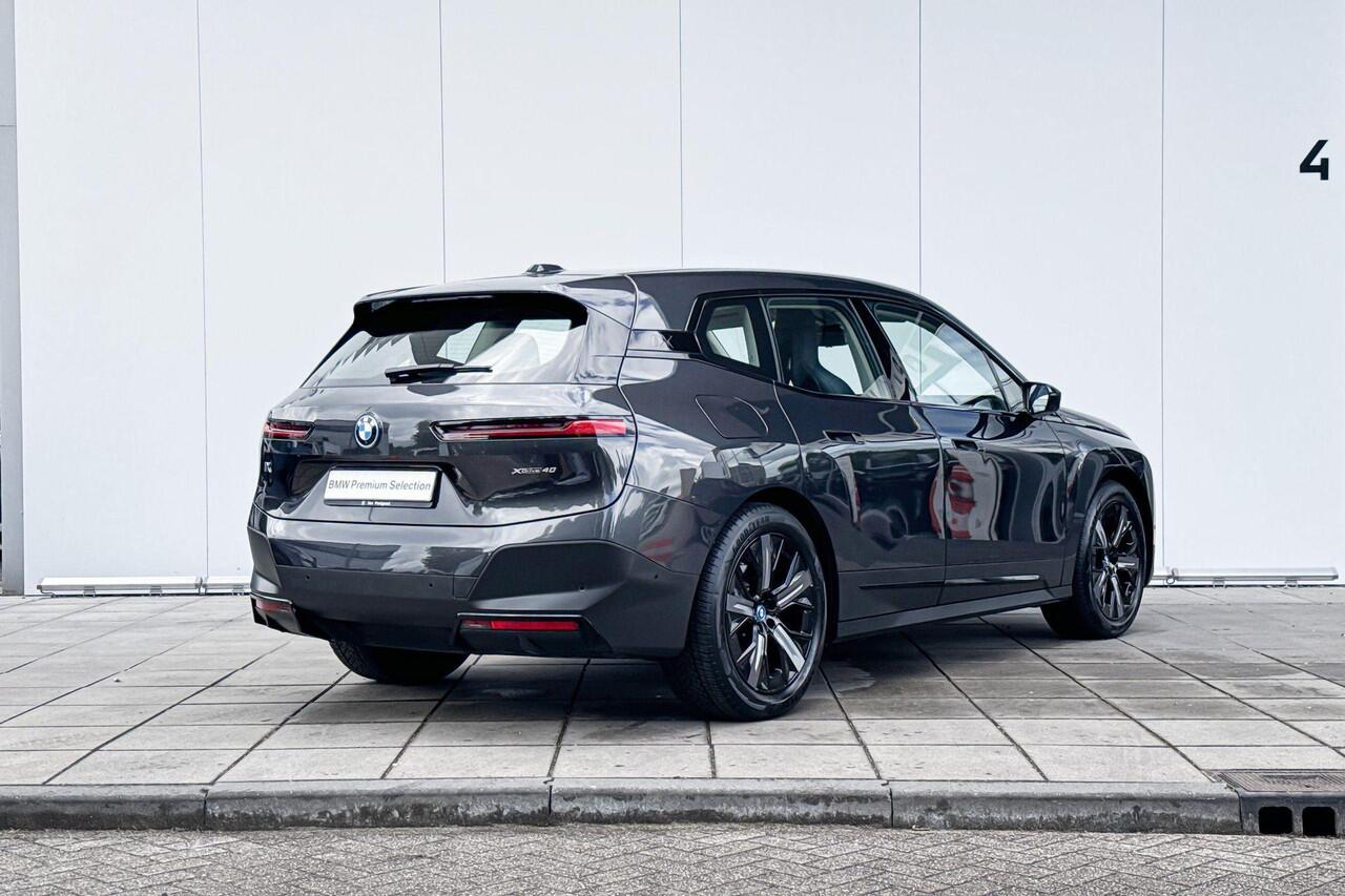 BMW iX xDrive40 High Executive 4 zone airconditioning / Head Up Display / Stoelverwarming / Iconic Sounds / Selections