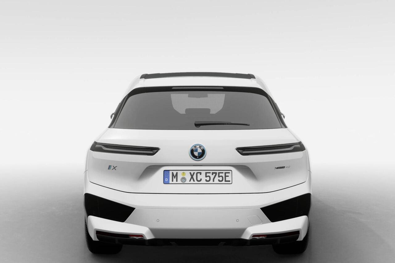 BMW iX xDrive40 | Sportpakket | Glazen Panoramadak Sky Lounge | Driving Assistant Professional | Showroomvoordeel