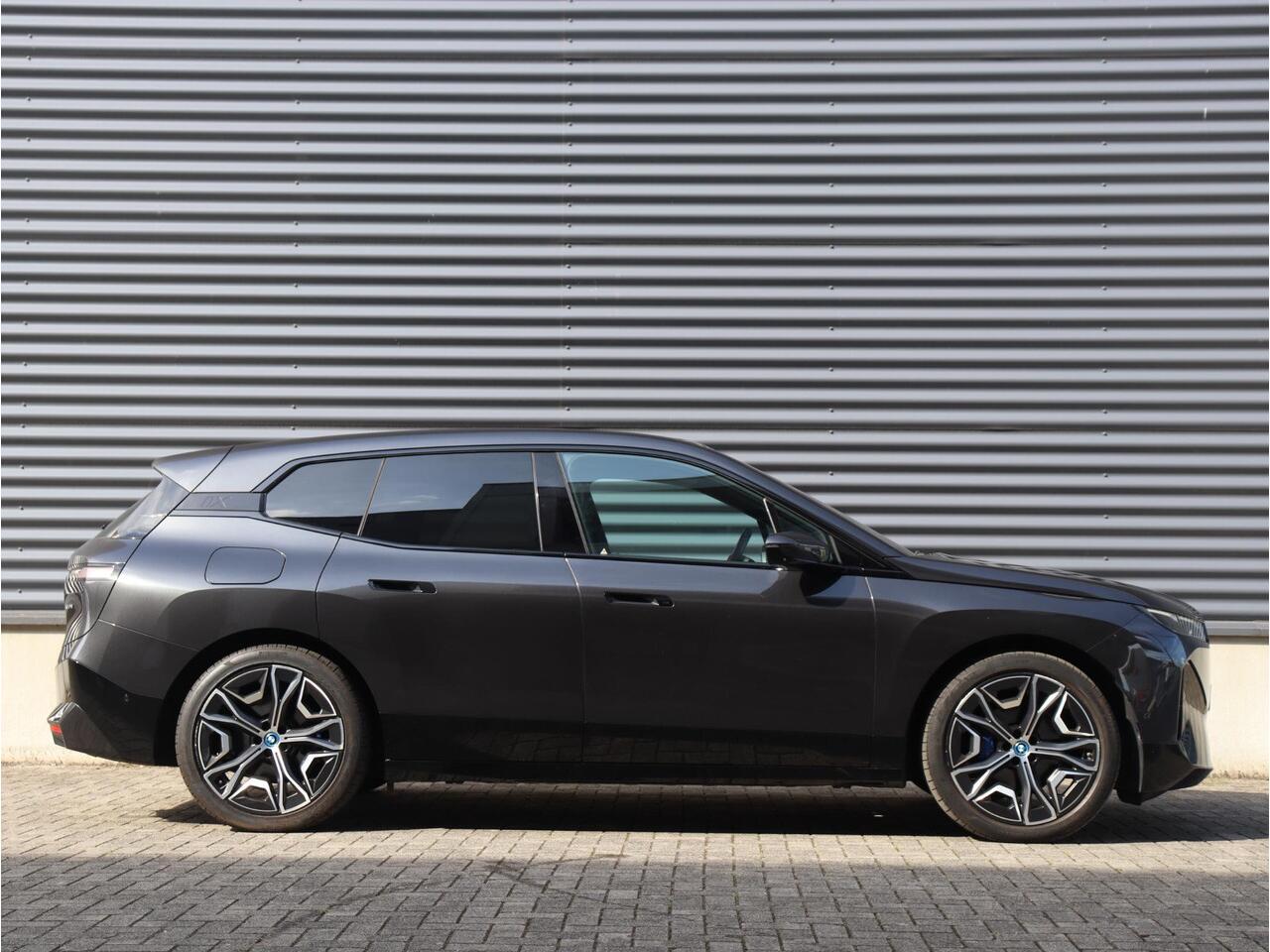 BMW iX xDrive40 | High Executive | Sportpakket | Driving Assistant Prof. | Panodak Skylounge | Soft Close | 22'' LMV