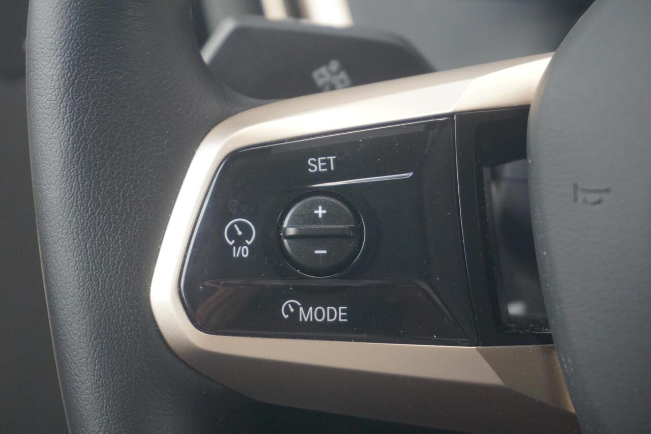 BMW iX xDrive50 Sportpakket | Trekhaak / Luchtvering / Active Steering / Panoramadak / Driving Assistant Professional / Parking Assistant Plus / Warmtecomfortpakket / 22 Inch