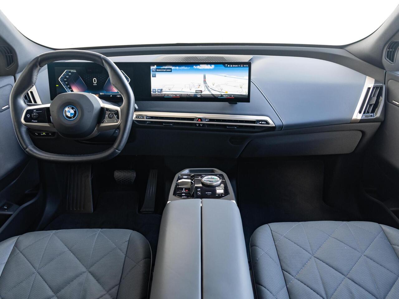 BMW iX xDrive40 | High Executive | Sportpakket | Comfort Access | Harman Kardon | Stoelverwarming voor & achter | Stuurverwarming | 21'' | Trekhaak