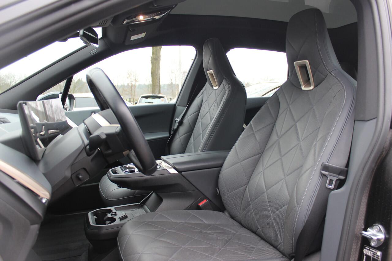 BMW iX xDrive50 High Executive 112 kWh / SOH 97,2% / Trekhaak / Panoramadak / Camera / Leder / 22'' / Luchtvering / Softclose / Harman Kardon / Apple CarPlay / Stoelverwarming / DAB / Dodehoek / ACC
