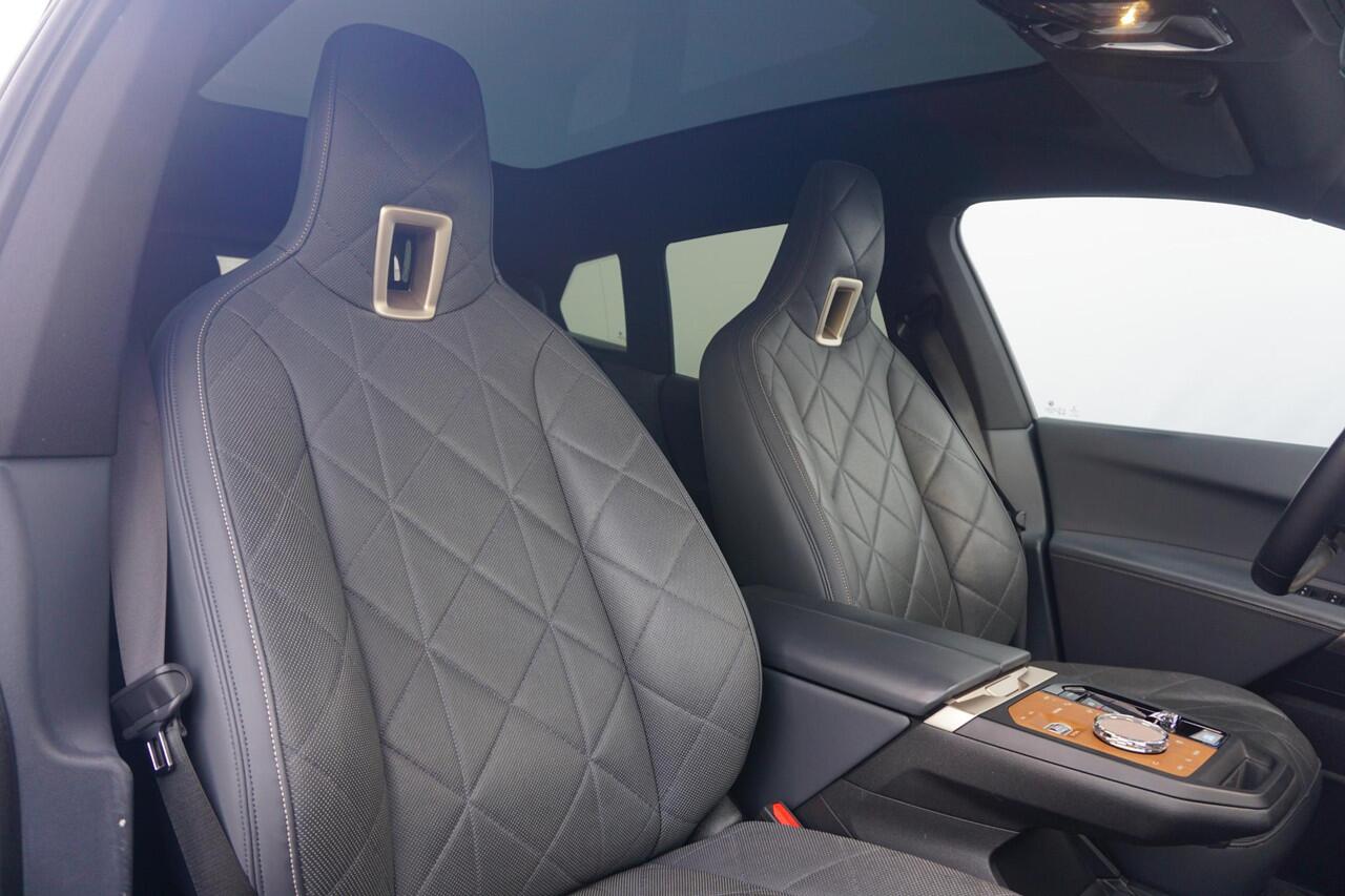 BMW iX xDrive50 Sportpakket 22'' / Panoramadak Sky Lounge / Soft Close / Warmte Comfortpakket voor en achter