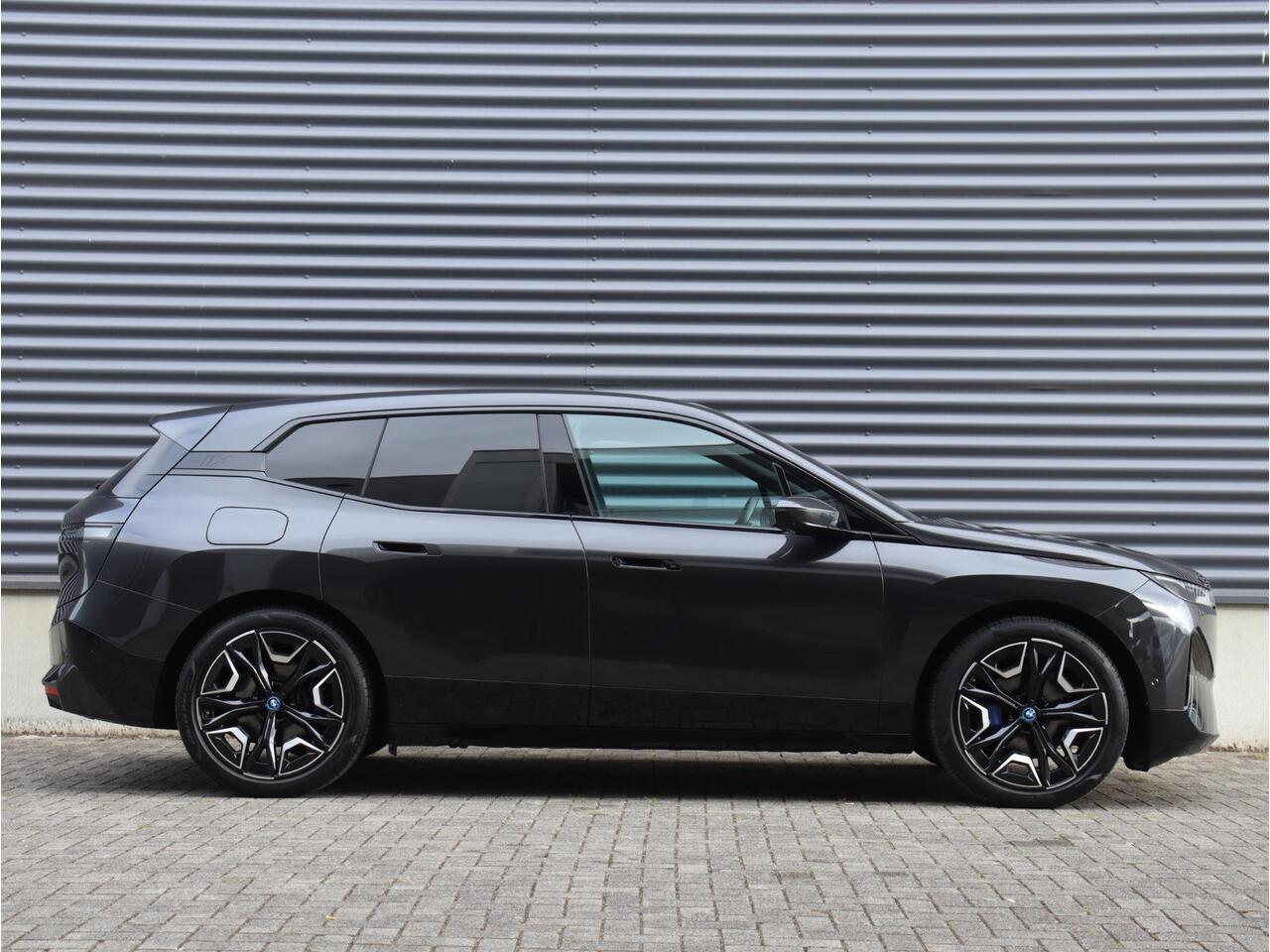 BMW iX xDrive40 | High Executive | Sportpakket | Panodak Skylounge | Driving Assistant Prof. | Soft Close | Parking Assistant Plus | Harman Kardon | 22'' LMV