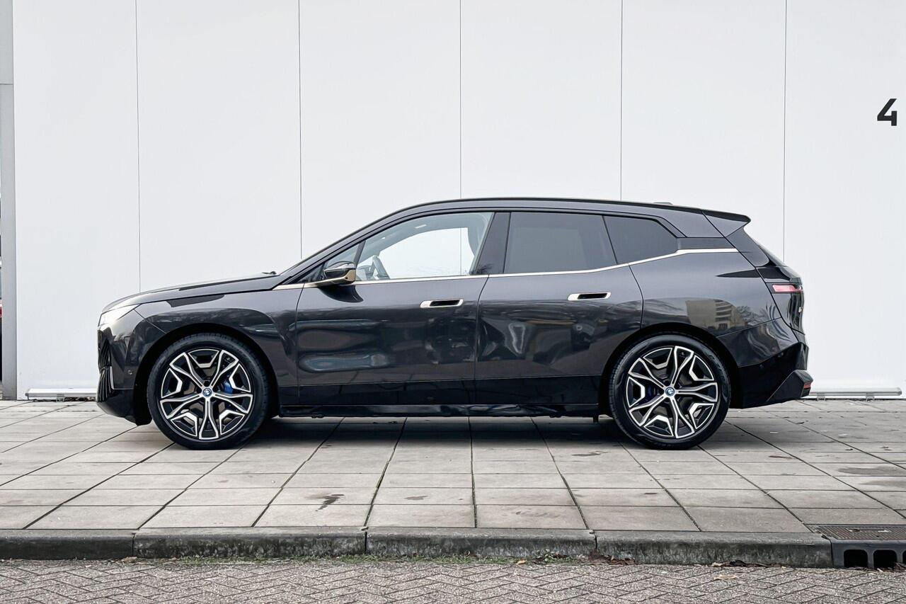 BMW iX xDrive40 High Executive M-Sport / Copilot Pack / Parking Assistant Plus / Harman Kardon / Head-Up / Stuurwielrand Verwarmd / 22 Inch / getint glas / Individual Exterieur Line Titanbronze / Clear&Bold / Selections