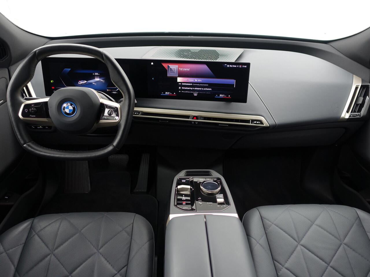 BMW iX xDrive40 M Sport Plus 77 kWh- Stoelmassage, Harman Kardon, 360 Camera, Head Up, Memory Seats, Sfeerverlichting