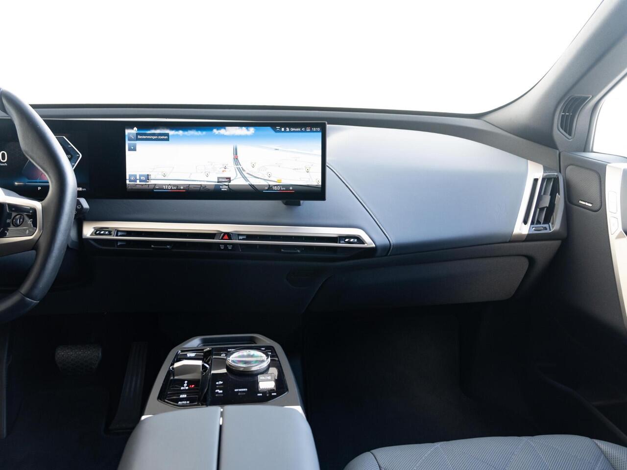 BMW iX xDrive40 | High Executive | Sportpakket | Comfort Access | Harman Kardon | Stoelverwarming voor & achter | Stuurverwarming | 21'' | Trekhaak