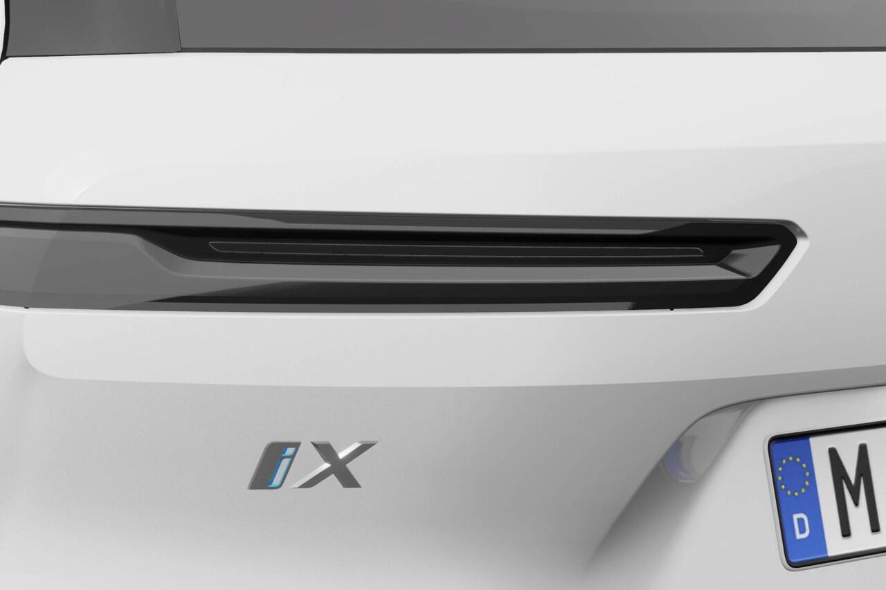 BMW iX xDrive40 | Sportpakket | Glazen Panoramadak Sky Lounge | Driving Assistant Professional | Showroomvoordeel