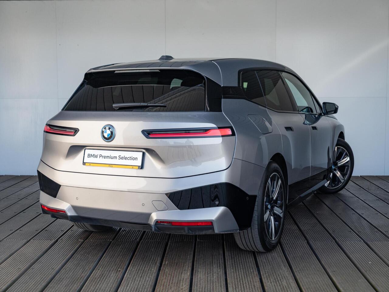 BMW iX xDrive40 | High Executive | Sportpakket | Comfort Access | Harman Kardon | Stoelverwarming voor & achter | Stuurverwarming | 21'' | Trekhaak