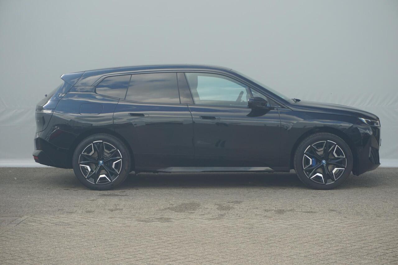 BMW iX xDrive50 Sportpakket | Trekhaak / Luchtvering / Active Steering / Panoramadak / Driving Assistant Professional / Parking Assistant Plus / Warmtecomfortpakket / 22 Inch