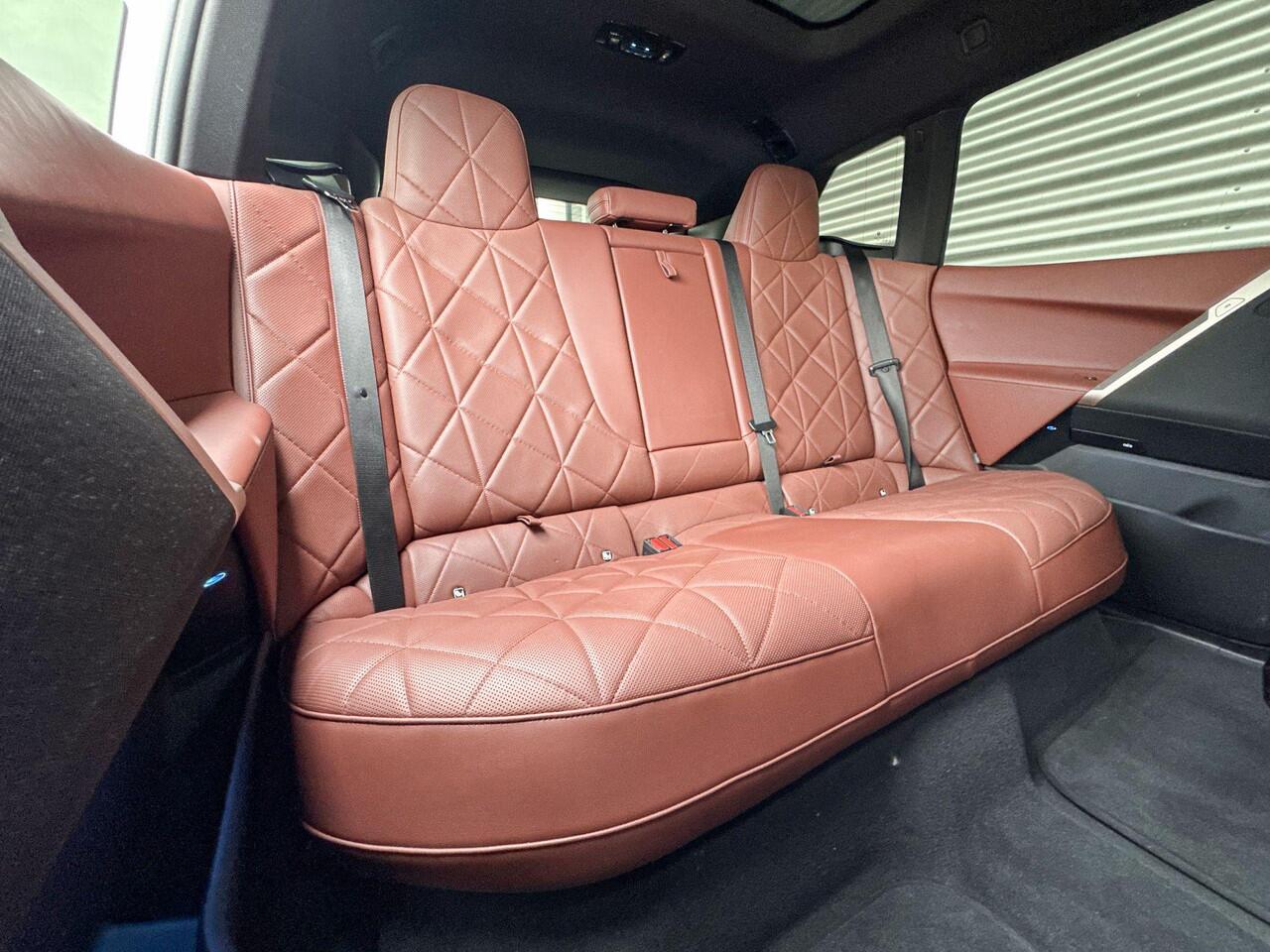 BMW iX xDrive50 Sportpakket / High Executive / CoPilot Pack / Integral Active Steering / Soft-Close / Sky Lounge / Harman Kardon / Luchtvering