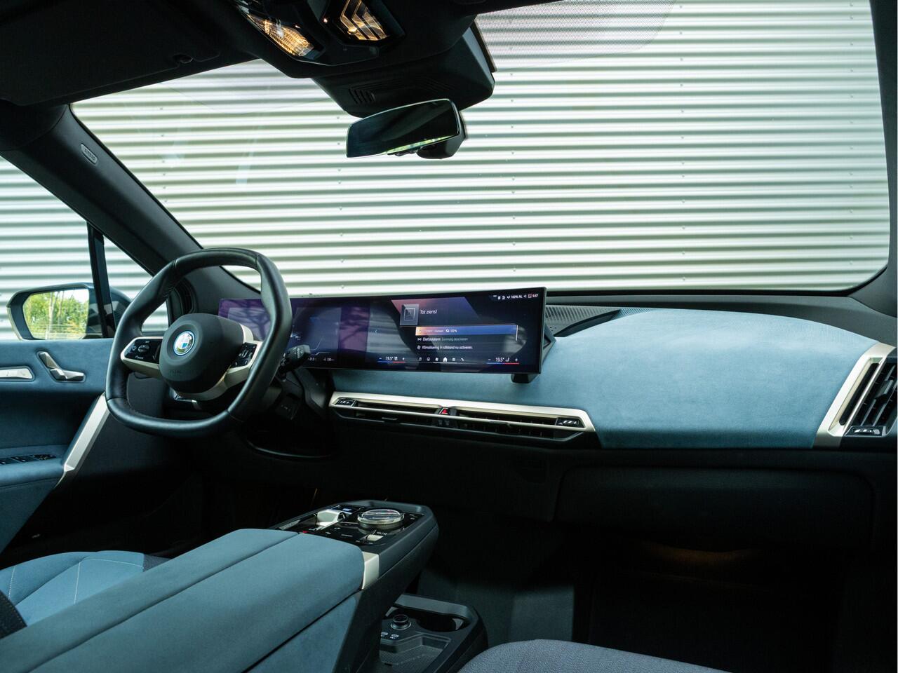 BMW iX xDrive40 - Sportpakket - Pano - Trekhaak - Soft Close - Driving Ass Prof - Lasers