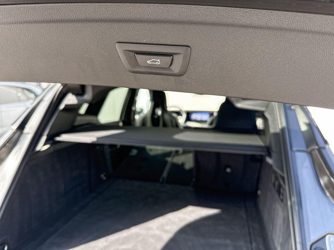 BMW iX xDrive50 22 Inch / Getinte Ramen Achter / Stoelventilatie / Stoelverwarming / Driving Assistant / Laser Light / 4 Zone Airco / Selections