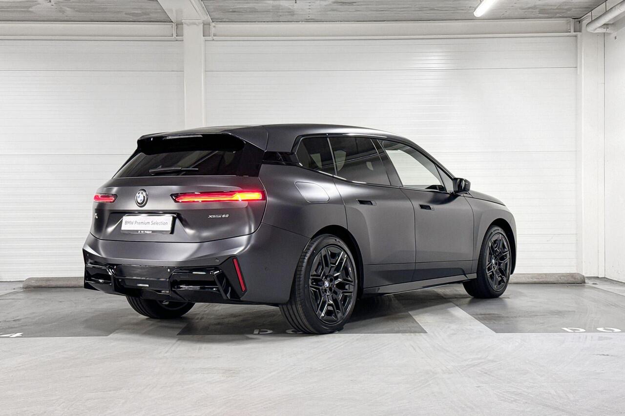 BMW iX xDrive60 | M-Sport Pro | Innovation Pack | Comfort Pack | Driving Assistant Professional | Parking Assistant Professional | Bowers&Wilkins | Sky Lounge | Soft-Close | Comfort Access | Trekhaak | Selections