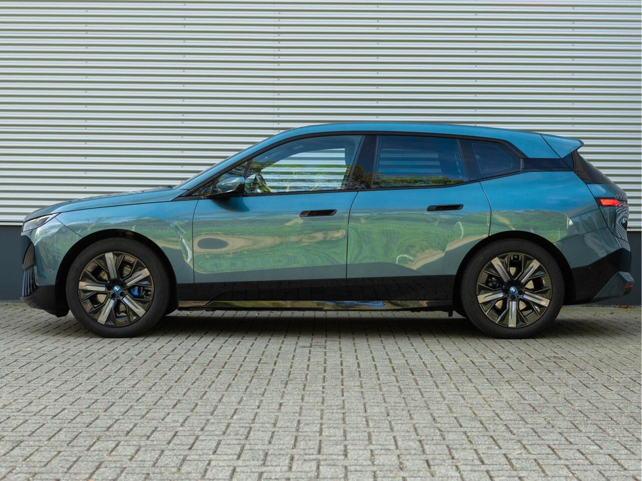 BMW iX xDrive40 - Sportpakket - Pano - Harman Kardon - Stoelventilatie - Driving Ass Prof