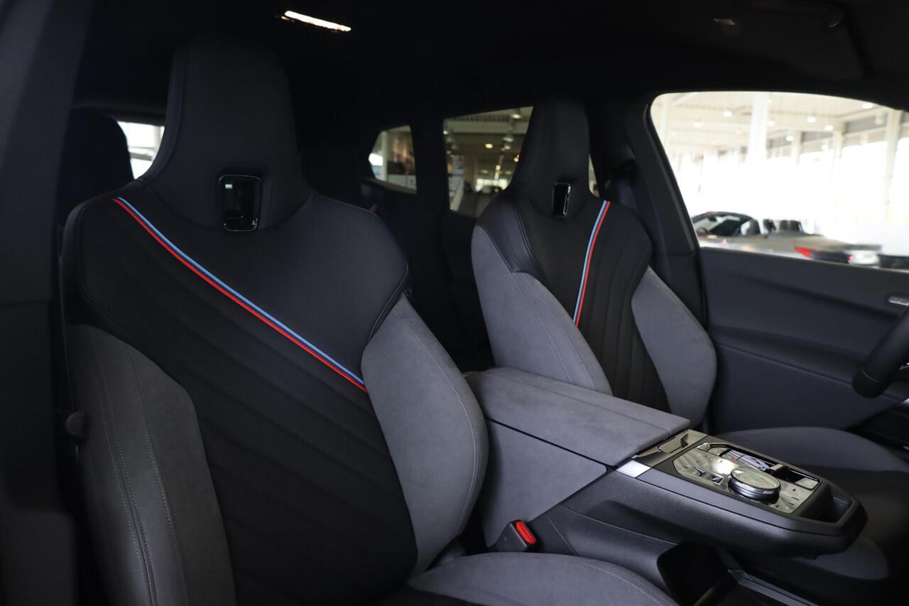 BMW iX xDrive45 | M Sportpakket Pro | Alcantara | Innovation Pack | Driving & Parking Assistant Professional | Harman Kardon | Comfort Pack | Trekhaak