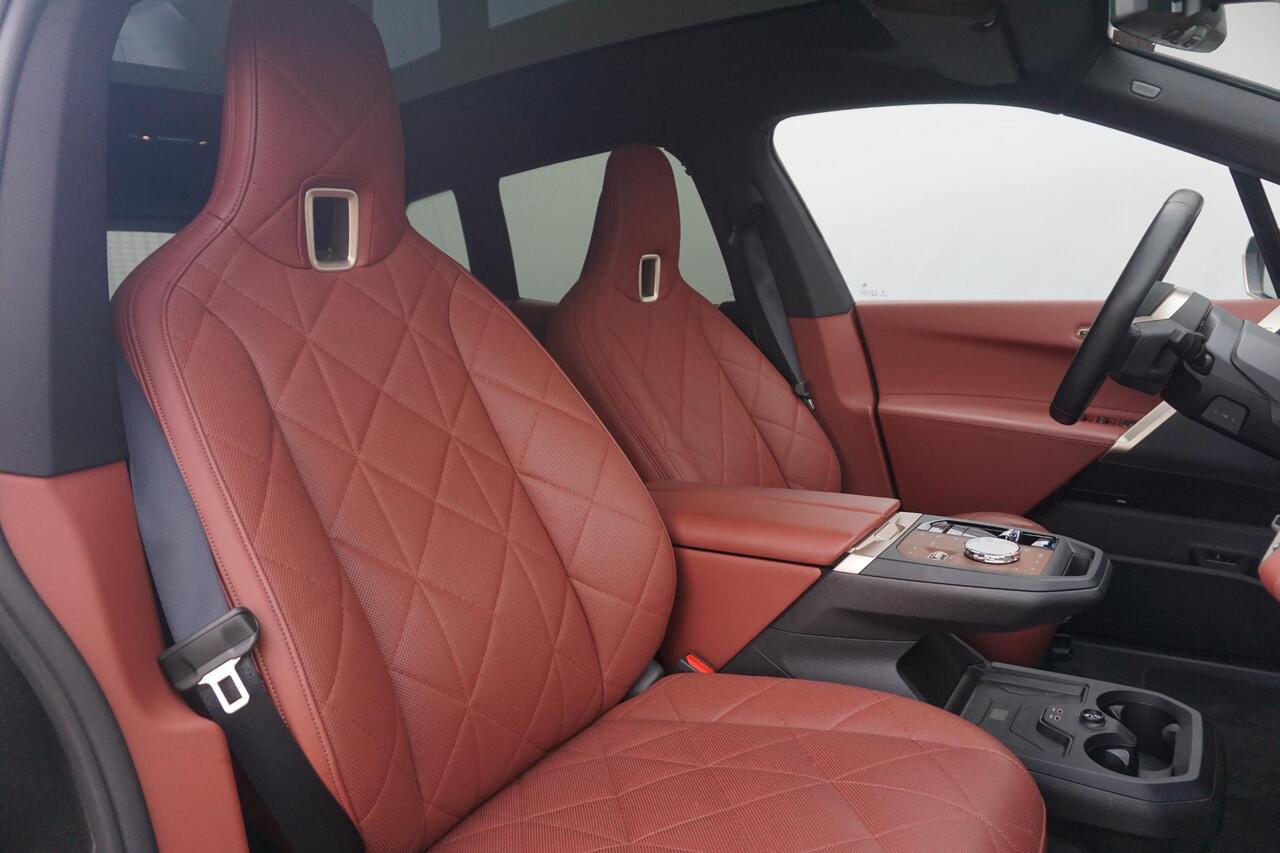 BMW iX xDrive50 Sportpakket | Trekhaak / Soft-Close / Luchtvering / Panoramdak / Driving Assistant Professional / Harman Kardon / BMW Laserlight / 22 Inch