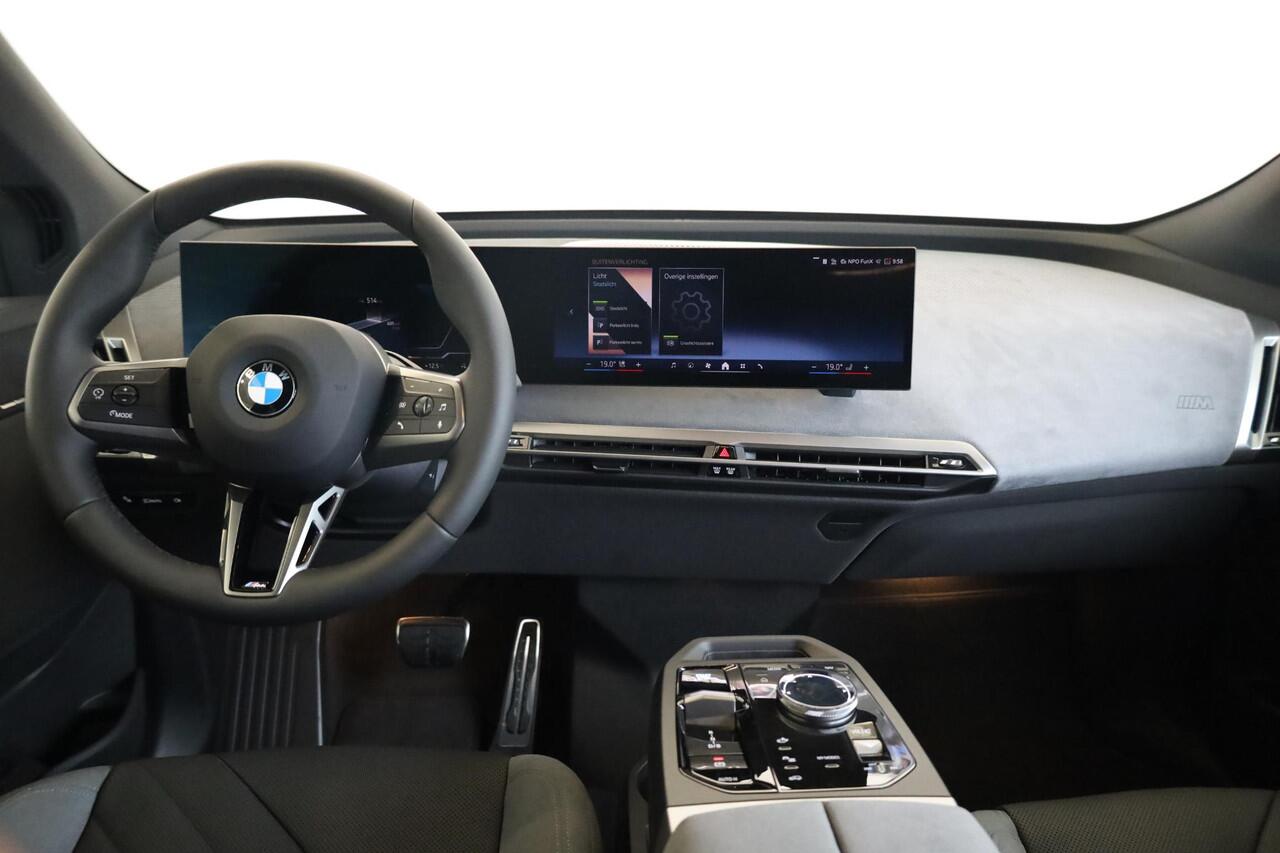 BMW iX xDrive45 | M Sportpakket Pro | Alcantara | Innovation Pack | Driving & Parking Assistant Professional | Harman Kardon | Comfort Pack | Trekhaak